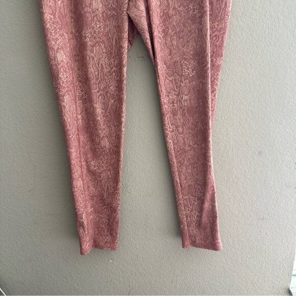 Chico's Pink  Leggings Zenergy So Slimming Python Pocket Leggings Dogwood Sz 14 - Picture 5 of 9